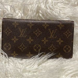 Authenticated Louis Vuitton Monogram Zippy Wallet